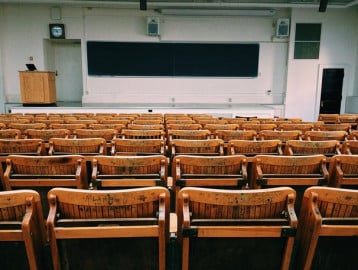 Online-Learning-vs-Classroom-Learning-358x270